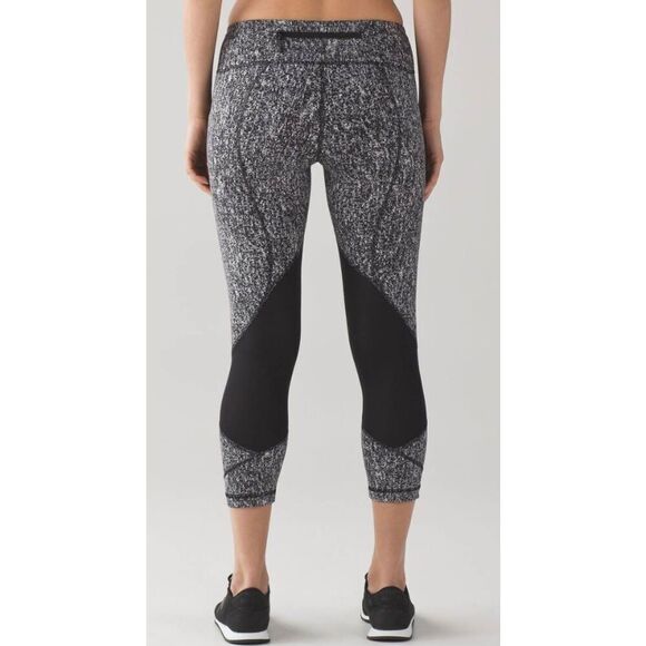 LULULEMON ATHLETICA Pace Rival Crop (19') Size 8 - Picture 1 of 4